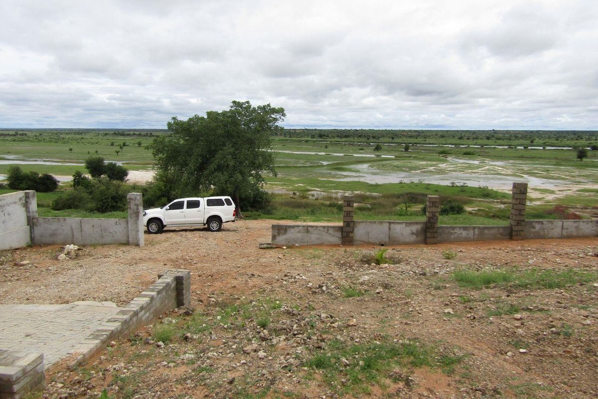 1 x 6 BEDROOM DOUBLE-STOREY HOUSE & 8 x 2 BEDROOM FLATS FOR SALE IN RUNDU: - Photo 3
