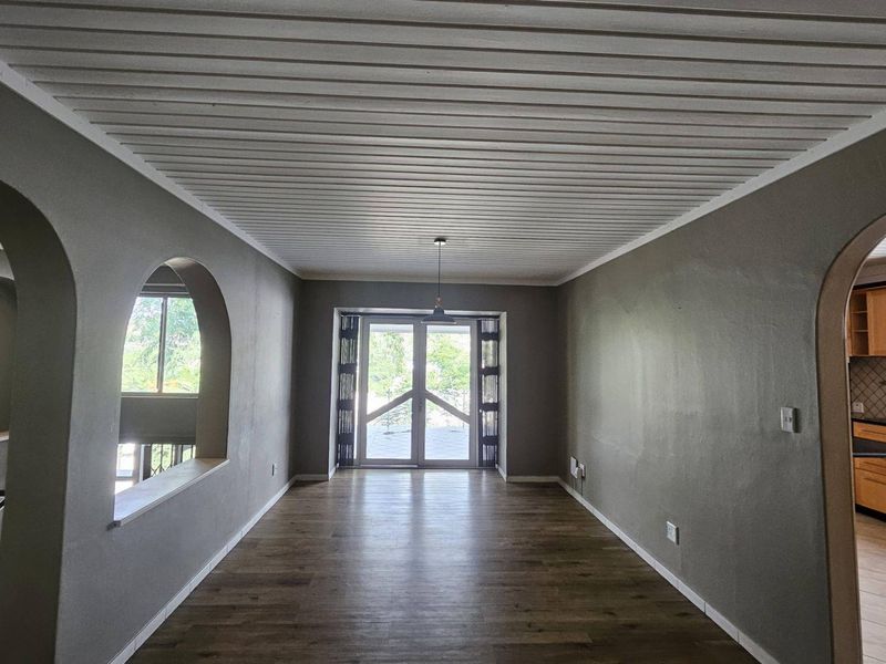 Elegant Family Home in Eros with Expansive Views to rent - Photo 5