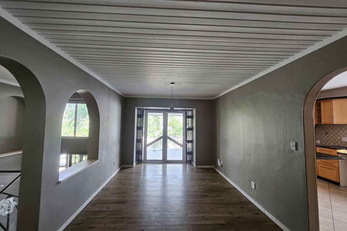 Elegant Family Home in Eros with Expansive Views to rent - Photo 5