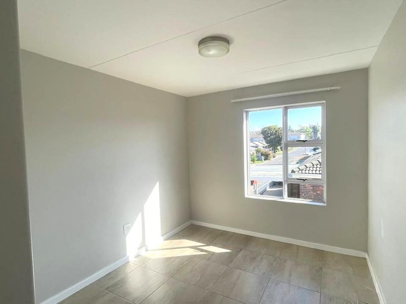 Sunny Spacious two bedroom first floor apartment - Photo 7