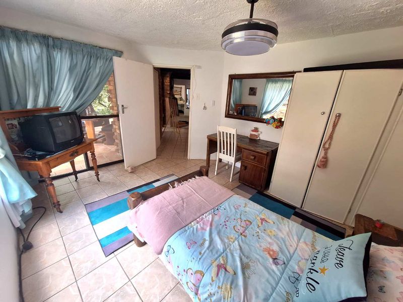 Dual-level Design with Stylish Features - Photo 8