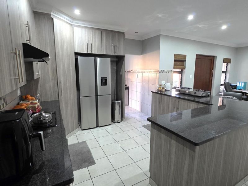 3 Bedroom House in Symphony Park To Rent - Photo 6