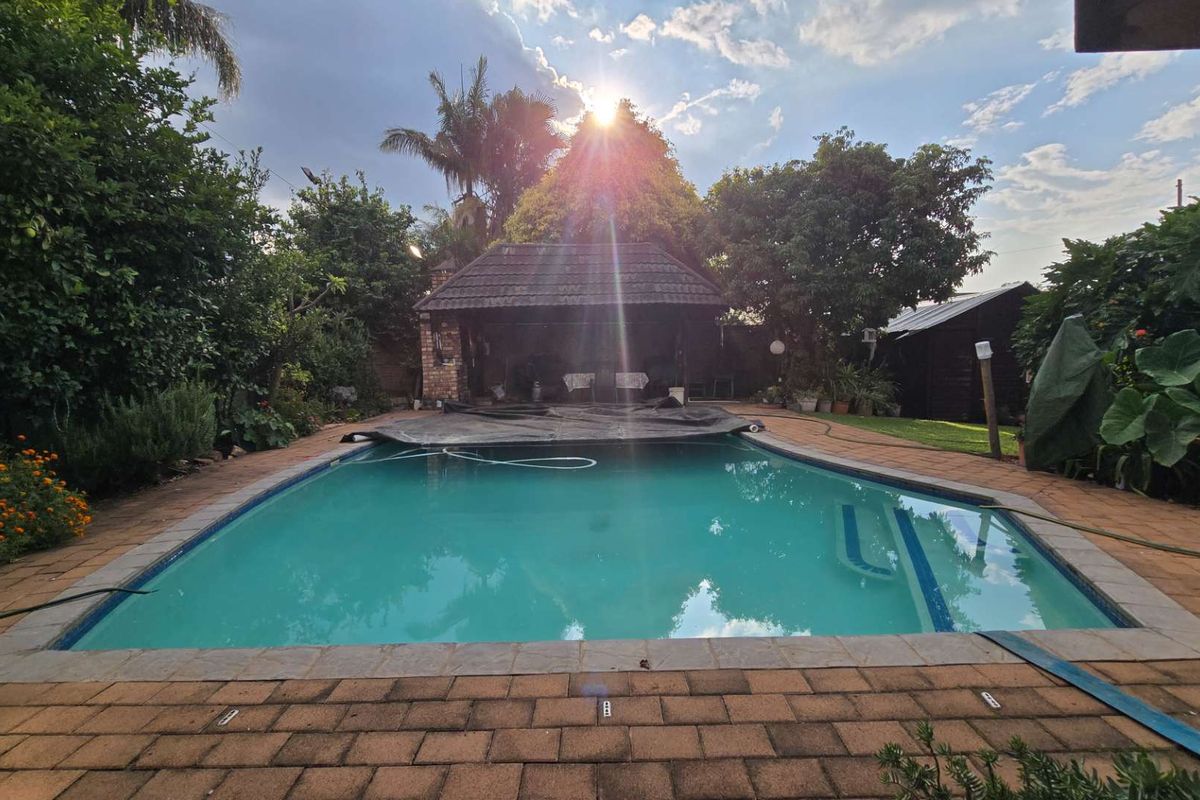 Perfect Family Haven with bonus Flatlet & Sparkling pool in Sinoville - Photo 3