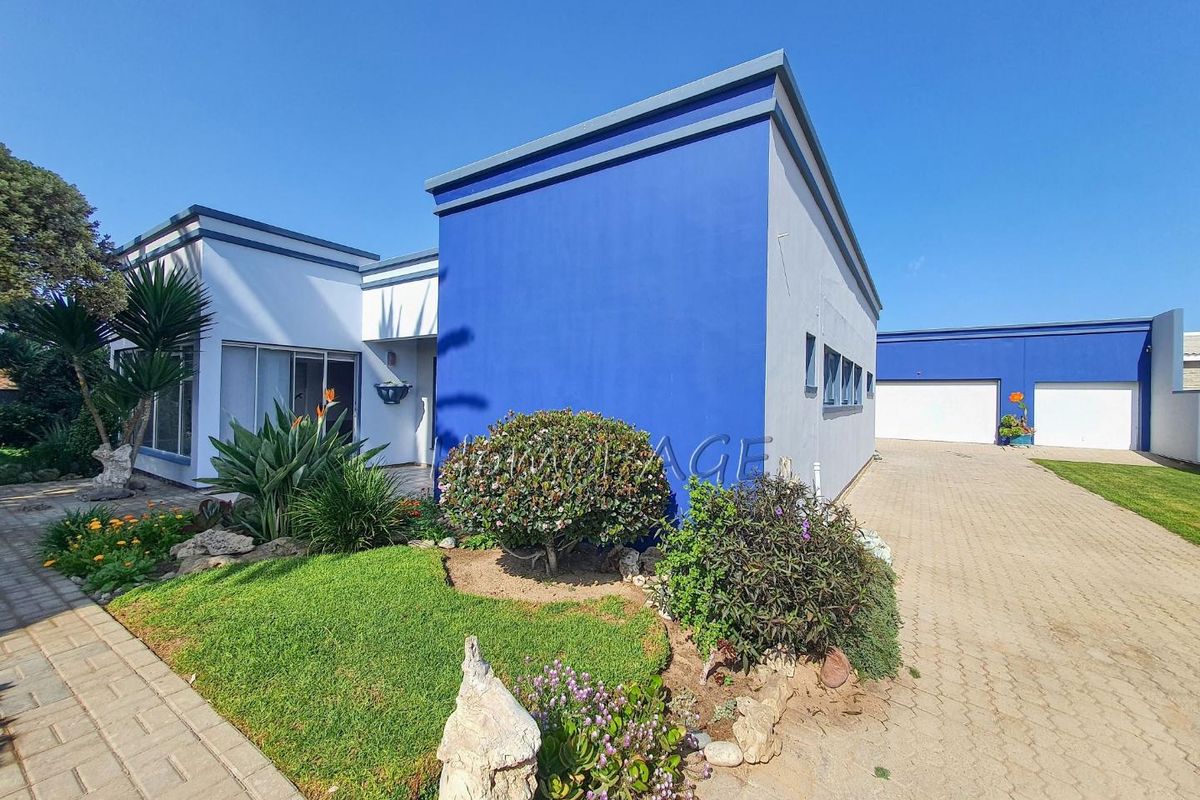 Ext 1, Henties Bay:  6 Bedr home NEWLY RENOVATED recently - Photo 3