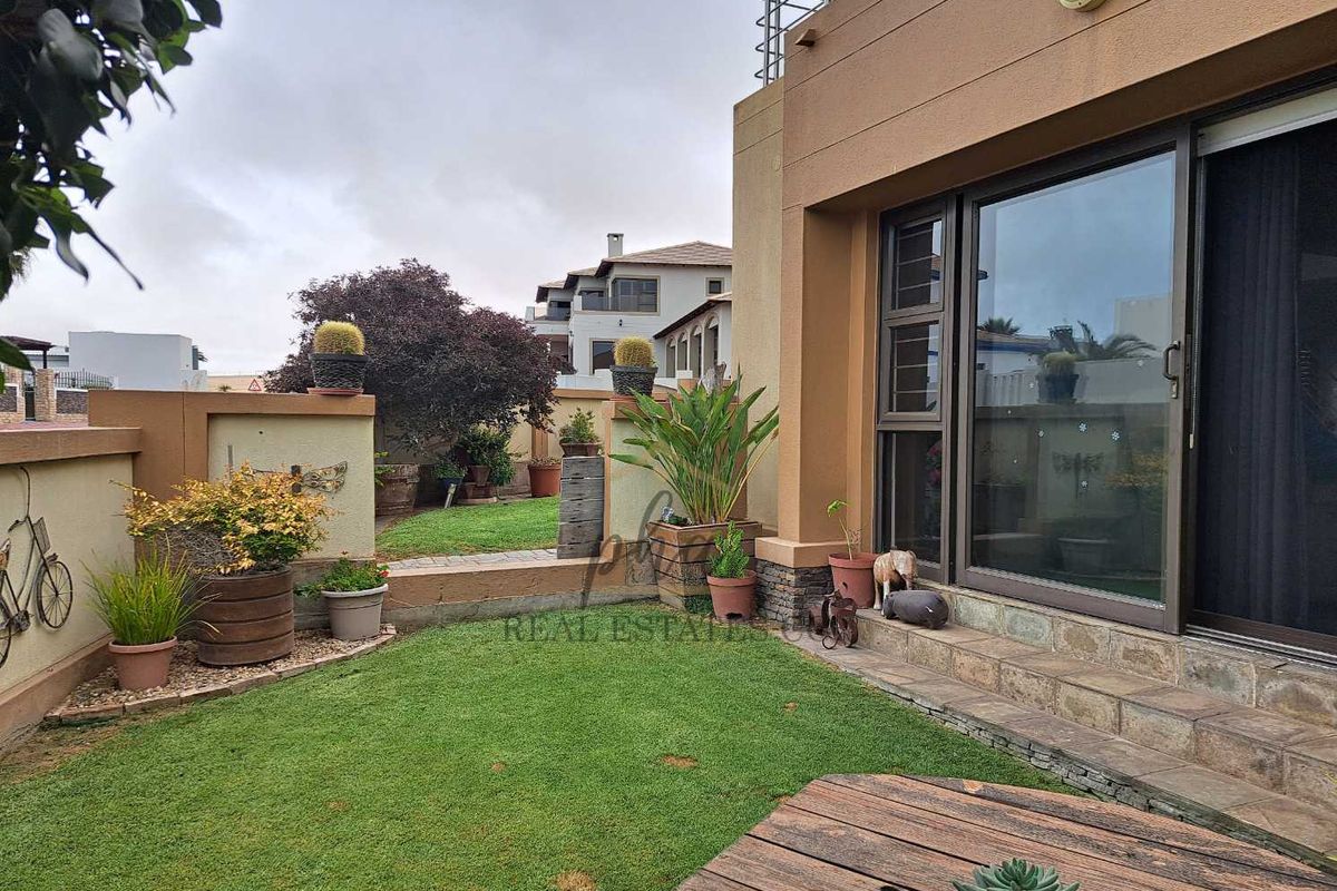 Immaculate 3 bedr, duplex townhouse, close to the beach, for sale in Dolphin Beach. - Photo 3