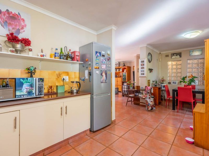 Spacious Family Home with Guest Cottage in Forest Hills - Photo 9