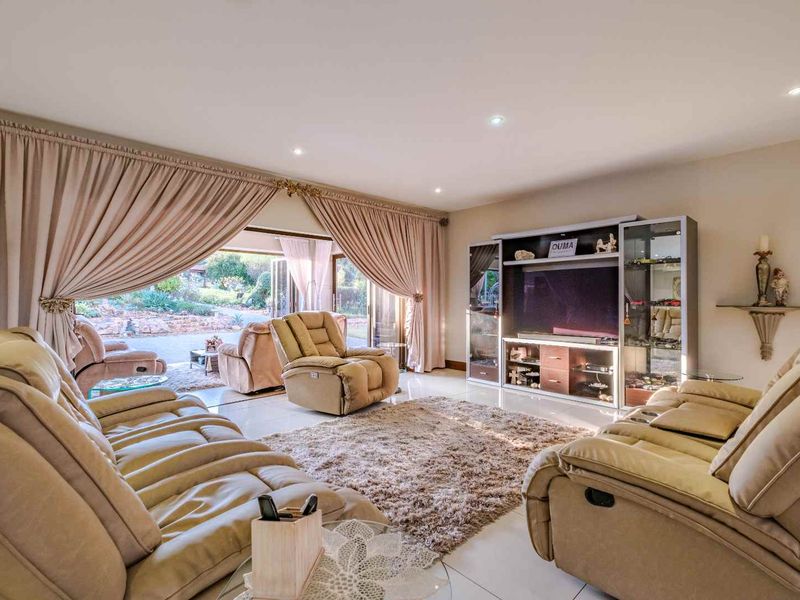 5 Bedroom House for Sale in Blue Saddle Ranches. - Photo 10