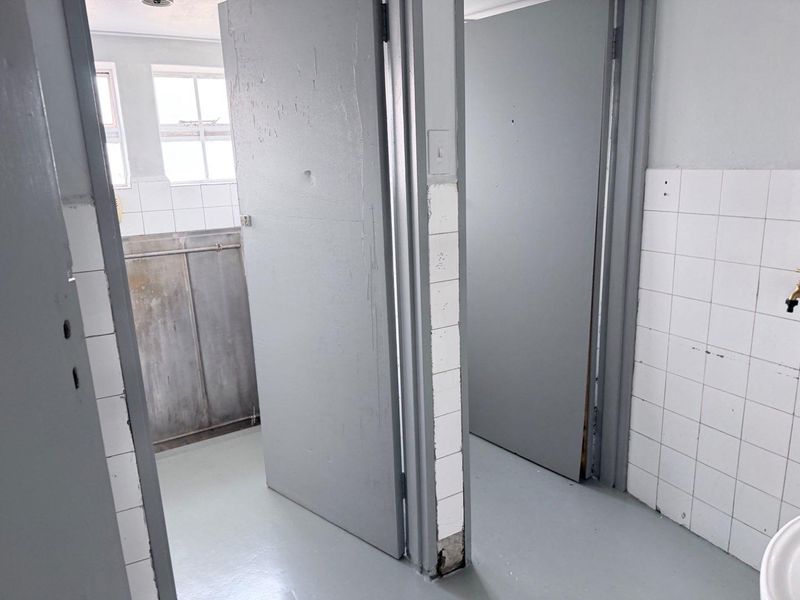 Ideal Corner Unit for Workshop or Storage - Photo 4