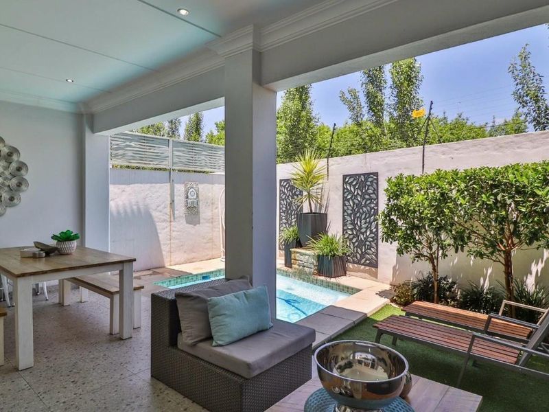 Where Timeless English Elegance Meets Modern Luxury. - Photo 2