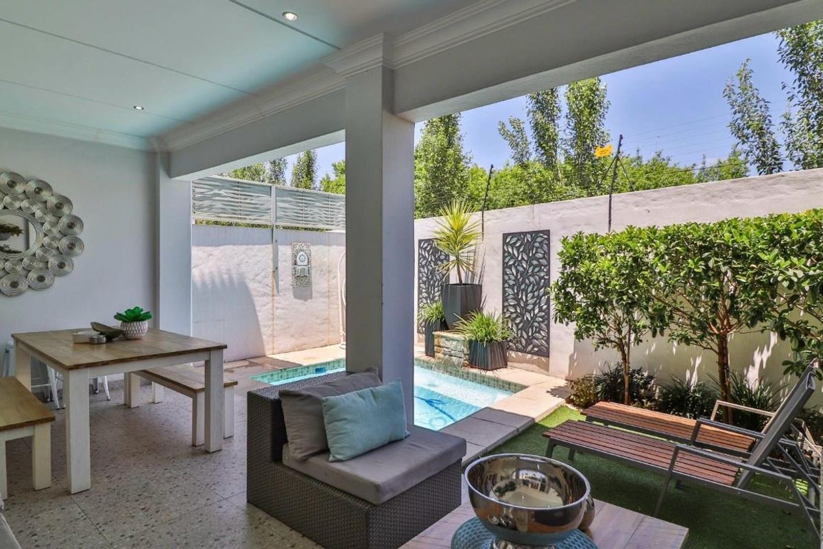 Where Timeless English Elegance Meets Modern Luxury. - Photo 2