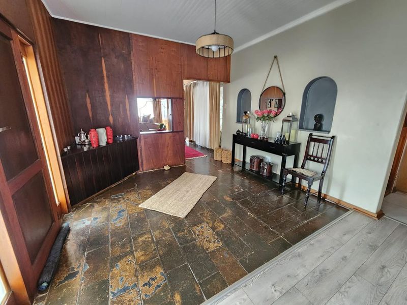 Spacious & Elegant 4-Bedroom Family Home in Hillcrest Location - Photo 2