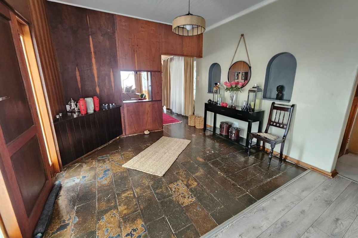 Spacious & Elegant 4-Bedroom Family Home in Hillcrest Location - Photo 2