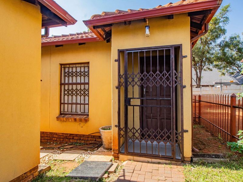 Neat 3 Bedroom townhouse for sale in Heatherview Gardens - Photo 3