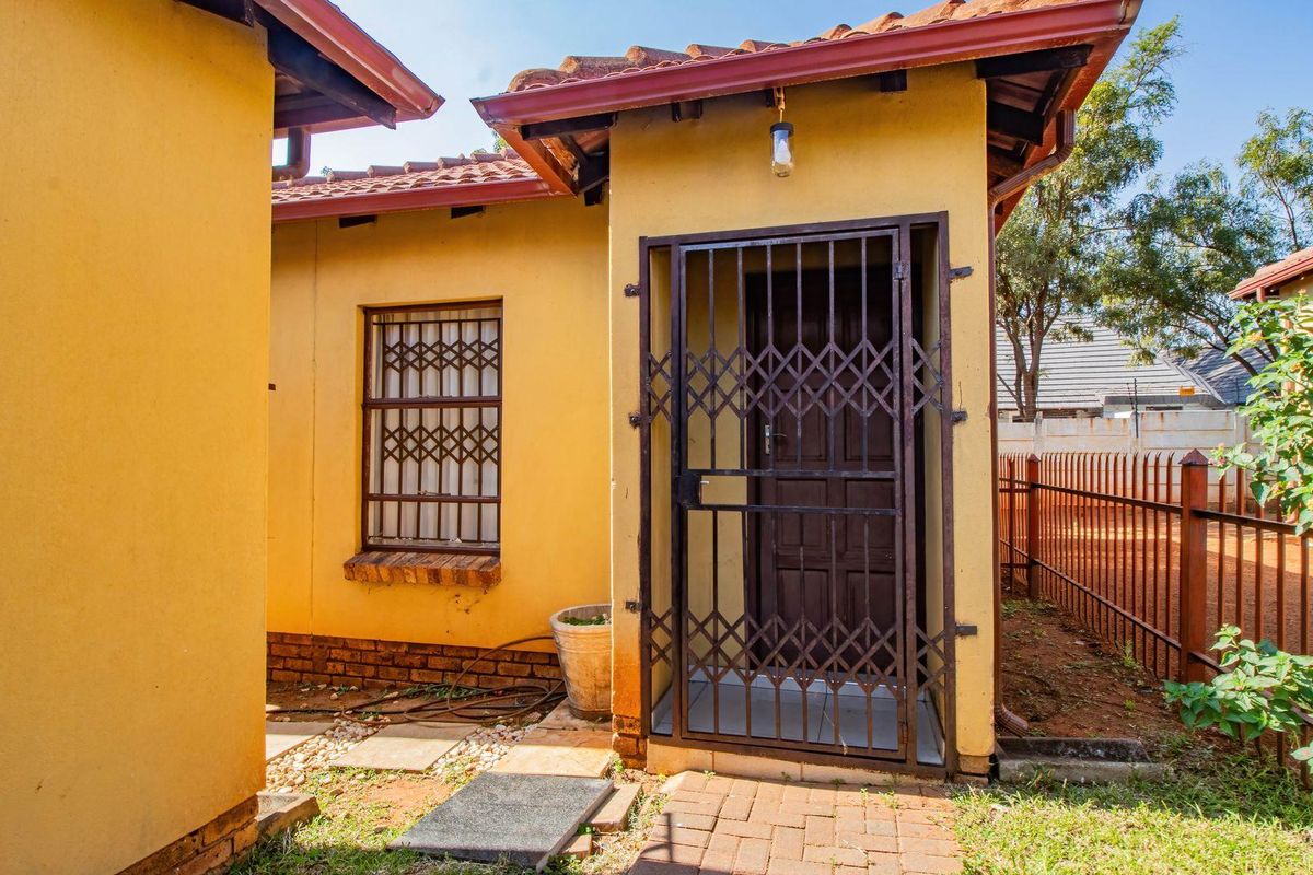 Neat 3 Bedroom townhouse for sale in Heatherview Gardens - Photo 3