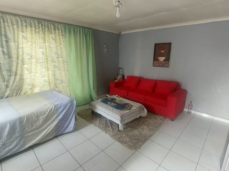 Dual Living Space: Main Home Plus Private Flatlet Included. - Photo 6