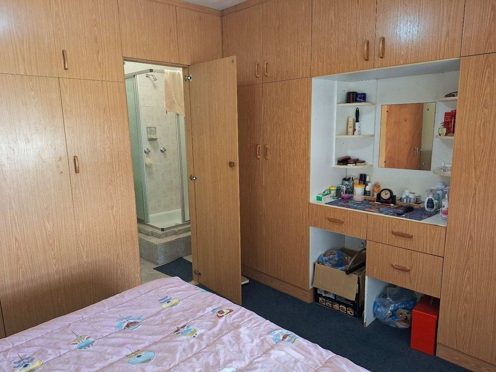 Built-in cupboards and en suite