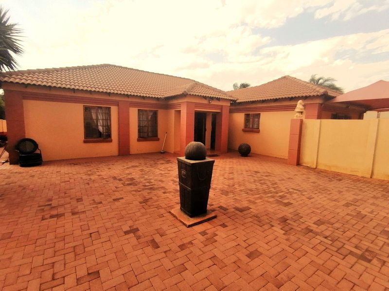 Beautiful Home in a Well maintained Complex - Photo 2