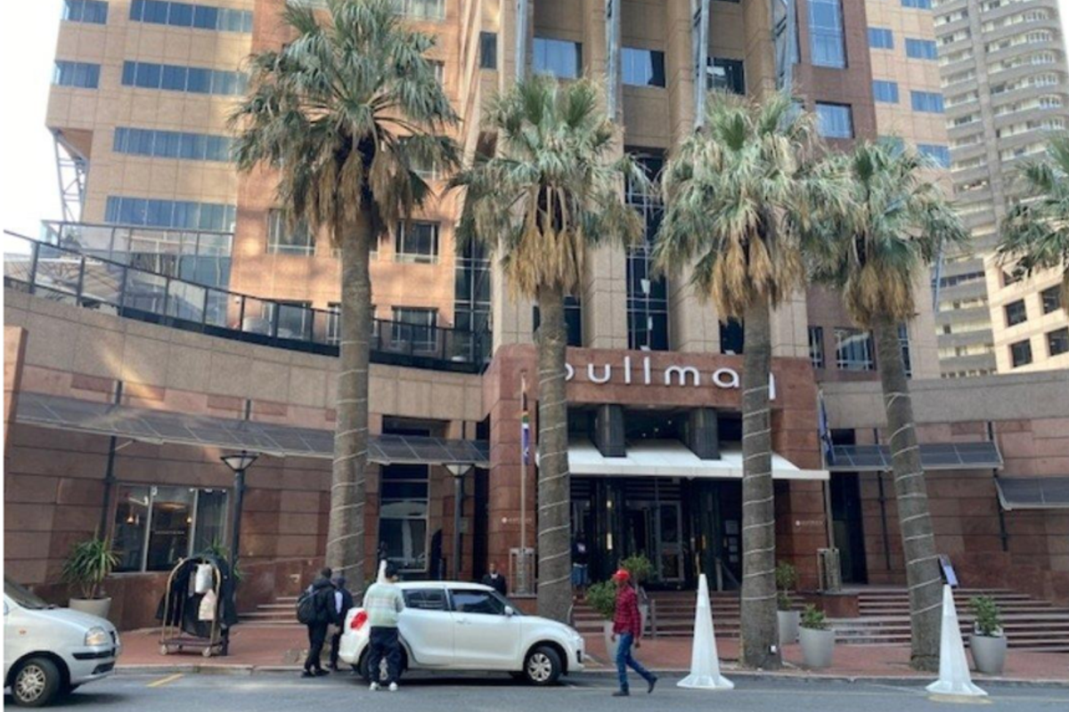 Elegant 2-Bedroom Apartment with Panoramic City Views - Photo 3