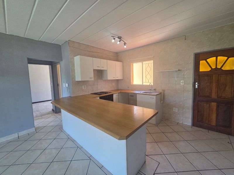 Spacious 2-Bedroom Upstairs Unit – Convenience at Its Best - Photo 7