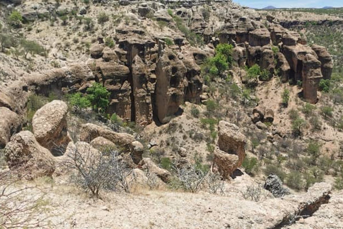 Mountain range farm with the Ugab river’a canyons covering half of the farm - Photo 4