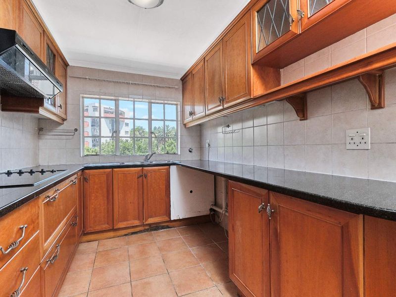 Charming Tudor-Styled 2 Bedroom Apartment in the Heart of Sandown - Photo 4