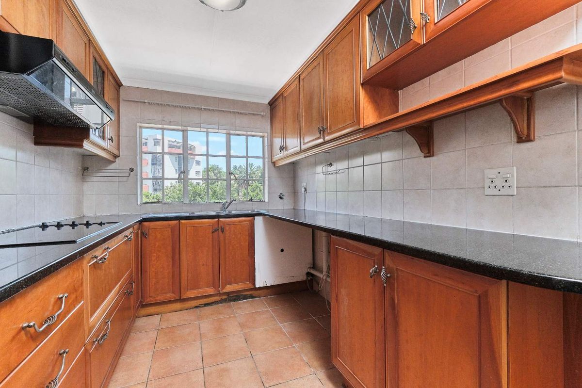 Charming Tudor-Styled 2 Bedroom Apartment in the Heart of Sandown - Photo 4