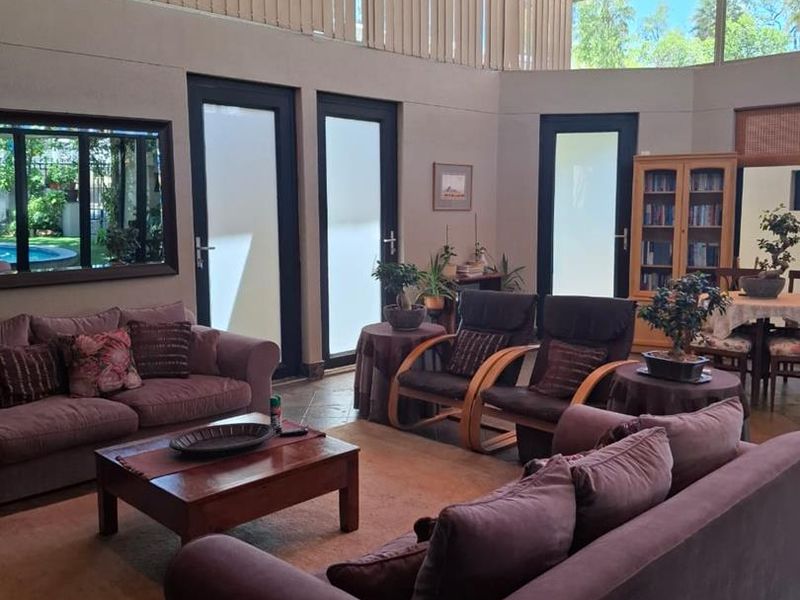 Spacious 5-Bed Residence with Consulting Rooms in Klein Windhoek - Photo 4