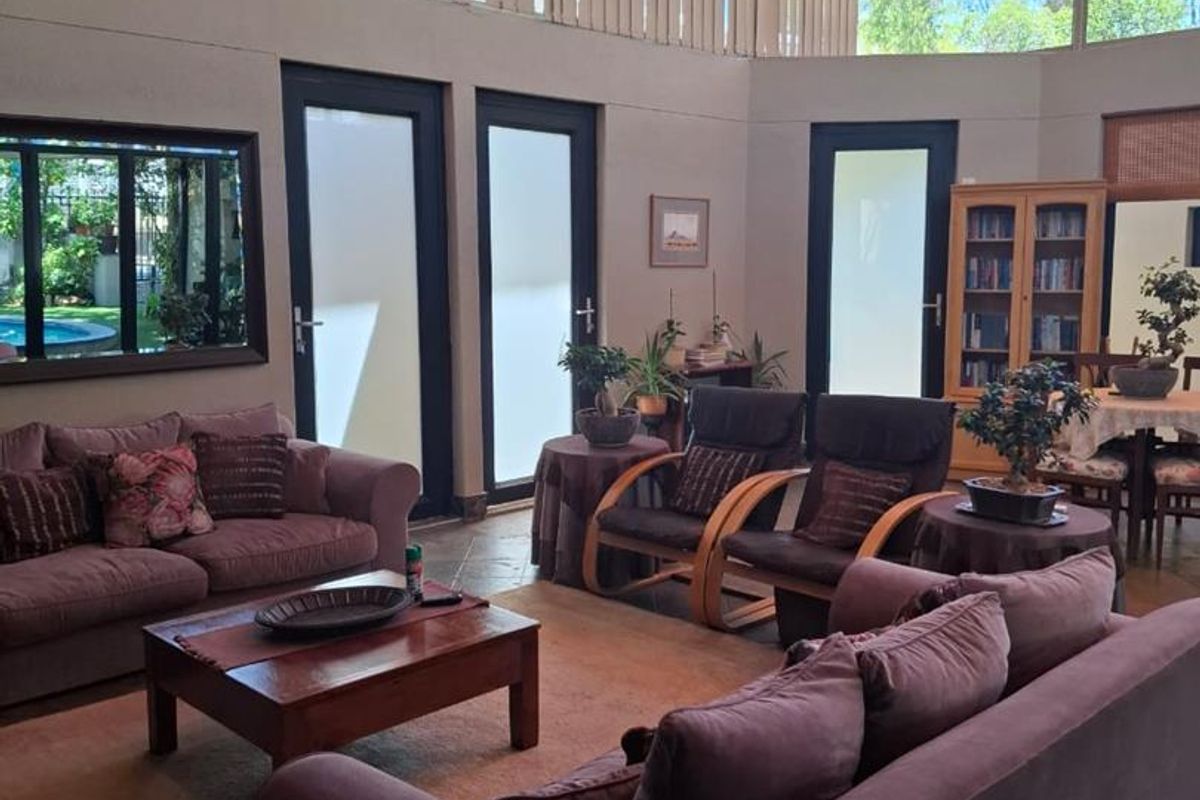 Spacious 5-Bed Residence with Consulting Rooms in Klein Windhoek - Photo 4