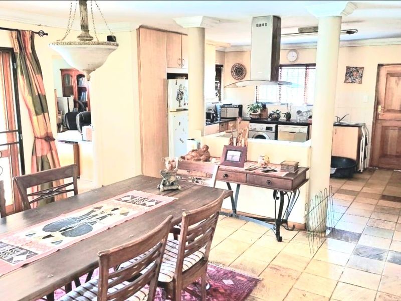 Elegant Family Home – Prime Location Adjacent to Bedfordview - Photo 8