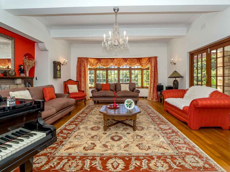 GAYLEIGH - A LANDMARK HERITAGE HOME BOASTING TIMELESS ELEGANCE - Photo 9