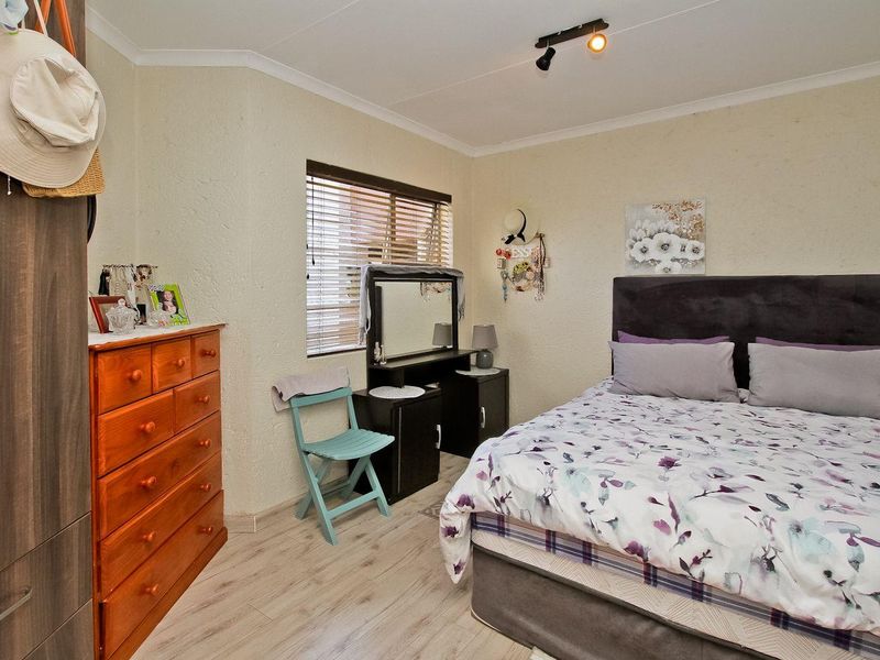 Neat Two Bedroom Apartment - Centrally Located! - Photo 9