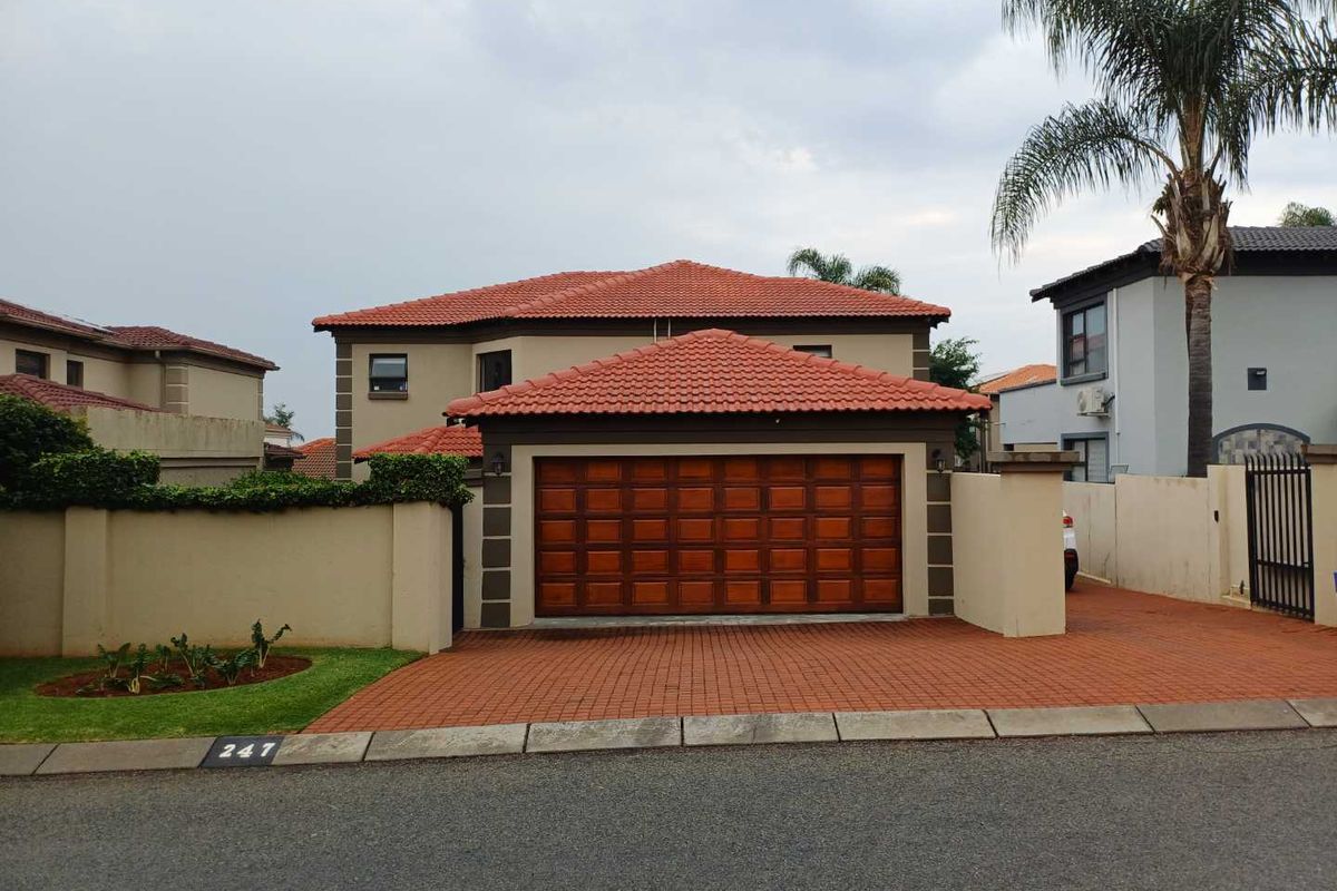 Modern 4 Bedroom House in Willowbrook - Photo 2