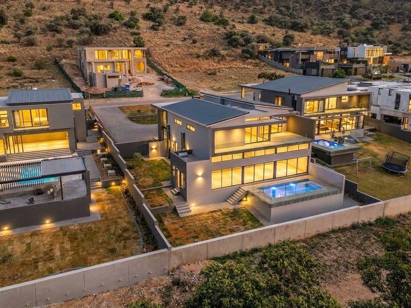 5 Bedroom Home - Defined by Distinction, Where Luxury Finds Perspective - Photo 7