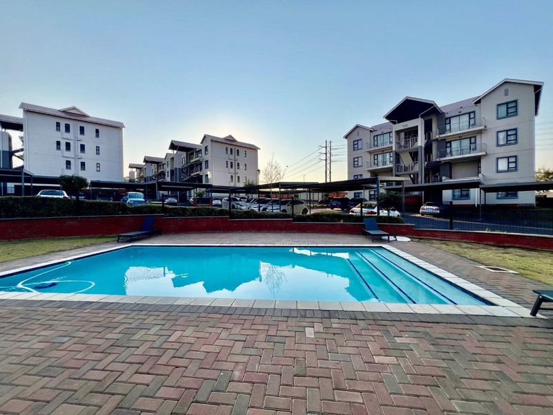 Charming 3-Bed Garden Unit in Sought-After Modderfontein Estate - Photo 3