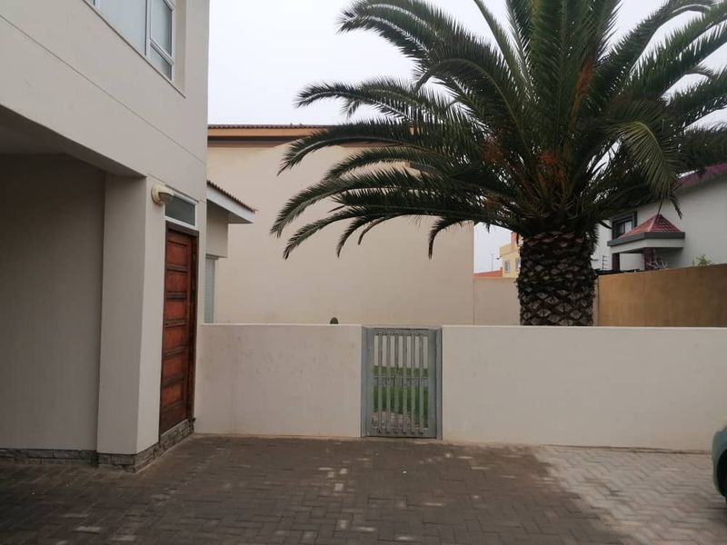 TO LET - COZY 3-BEDROOM TOWNHOUSE NEAR THE SEA, SWAKOPMUND,NAMIBIA - Photo 2