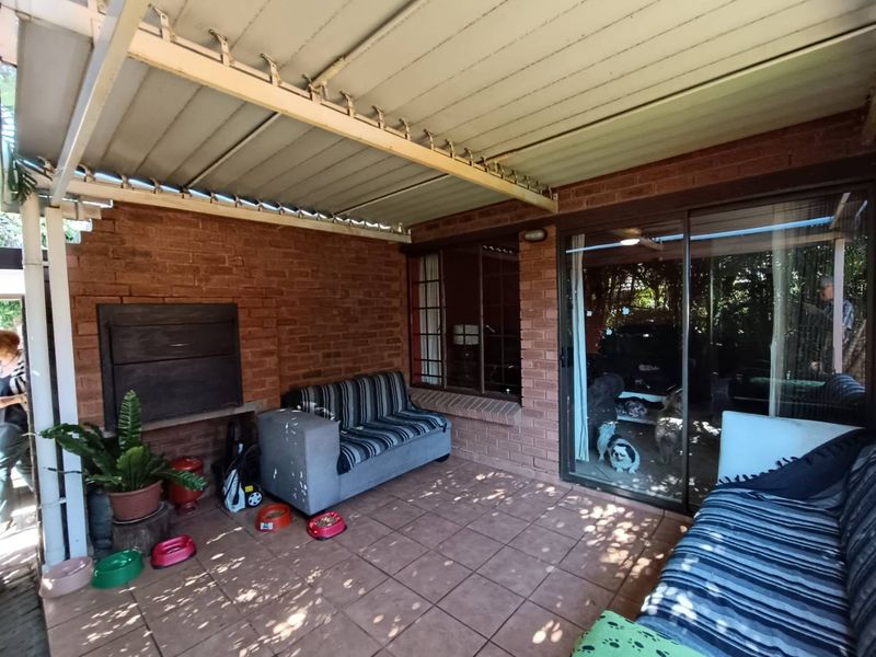 PRETORIA EAST - TOWNHOUSE - 2 LIVING AREAS - 3 BEDROOMS - 2 BATHROOMS - Photo 3