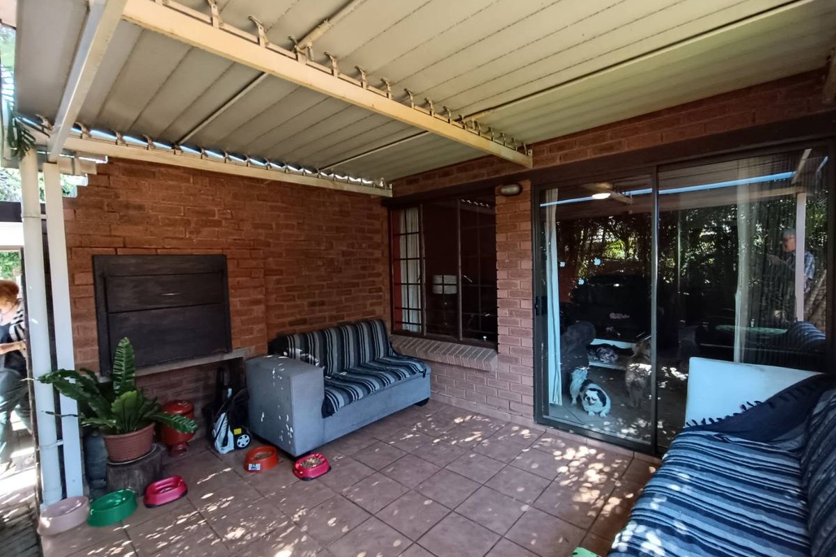 PRETORIA EAST - TOWNHOUSE - 2 LIVING AREAS - 3 BEDROOMS - 2 BATHROOMS - Photo 3