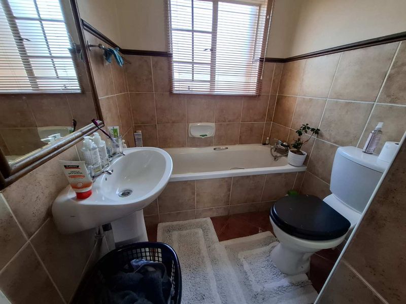Modern 2 bedroom Top unit in Die Hoewes - Photo 10