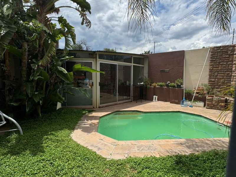 Three-bedroom house with a separate office and workshop area for sale in Windhoek West - Photo 4