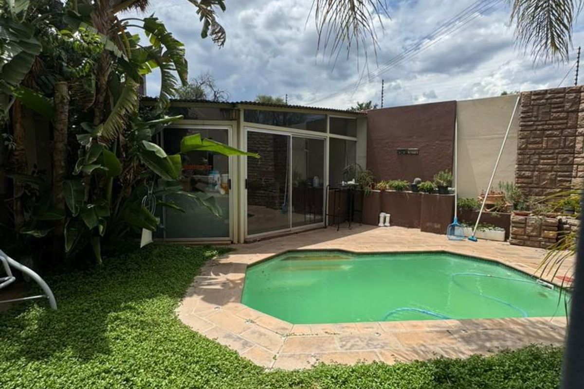 Three-bedroom house with a separate office and workshop area for sale in Windhoek West - Photo 4