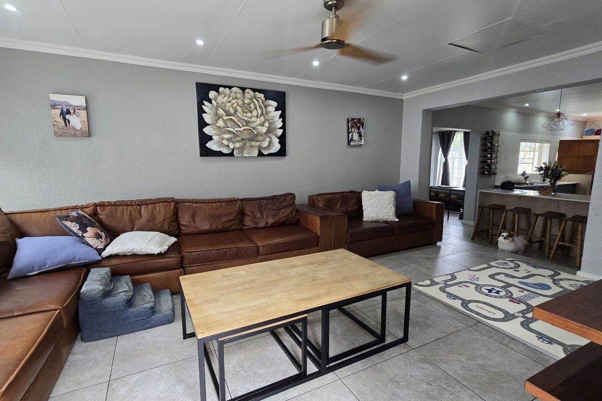 4 Bedroom House for Sale in Verwoerdpark - Photo 5