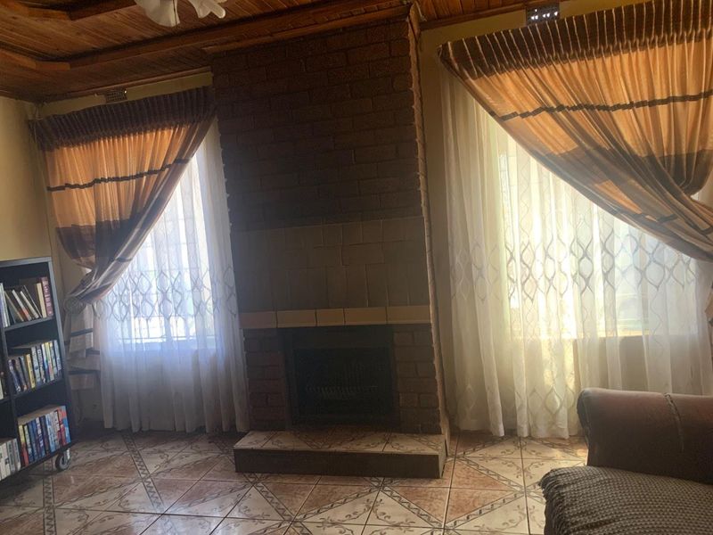 3 bedroom house with 2 rooms and garage for sale in Chiawelo - Photo 6