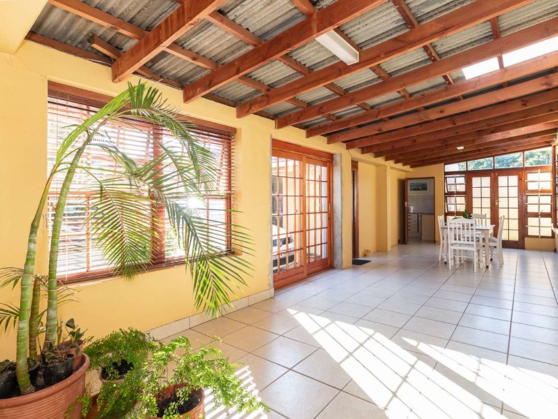 Spacious Family Home with Garden, Pool & Flatlet - Photo 8