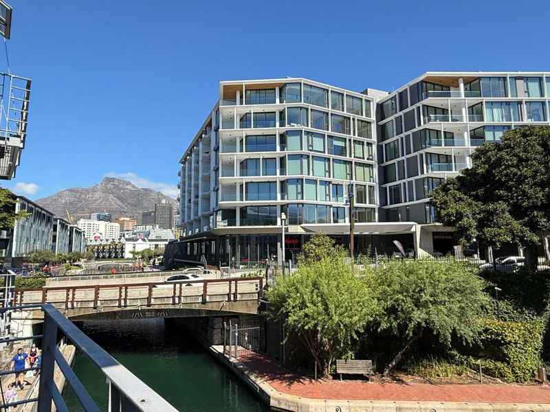 204m2 Premium canal-facing office with balcony in a prestigious business location - Photo 6