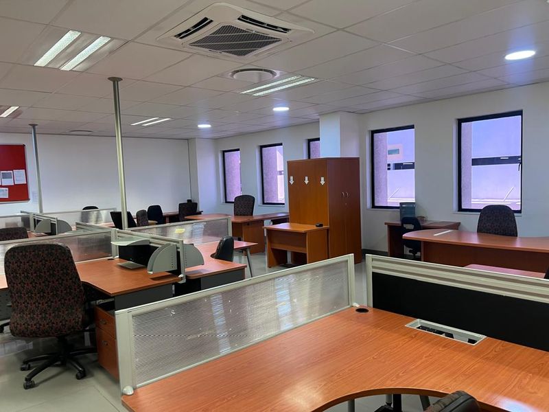 OFFICE TO LET - Photo 9