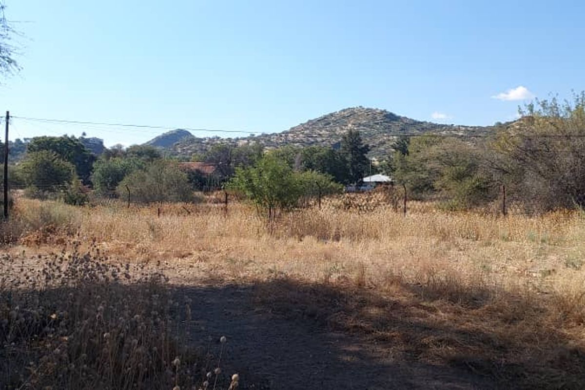 Charming Property with Versatile Spaces and Amenities - Photo 3