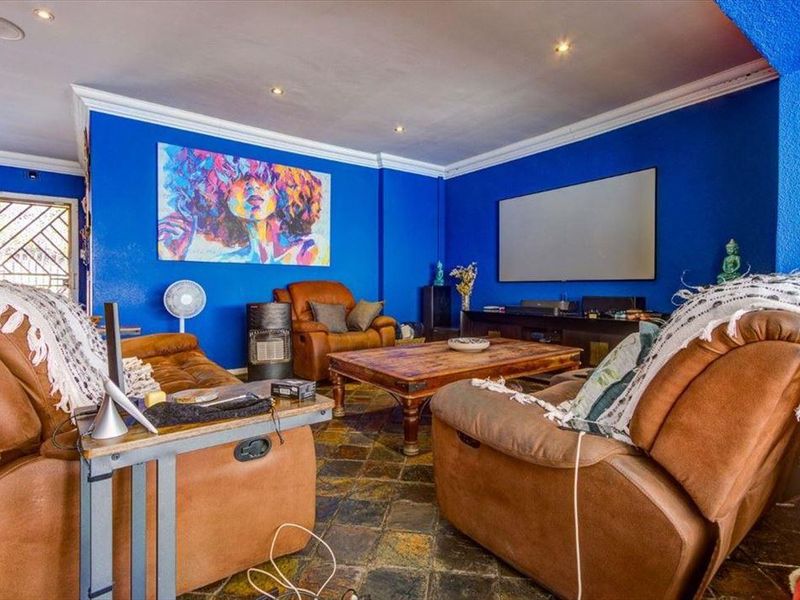 Large family home with pool - Photo 4