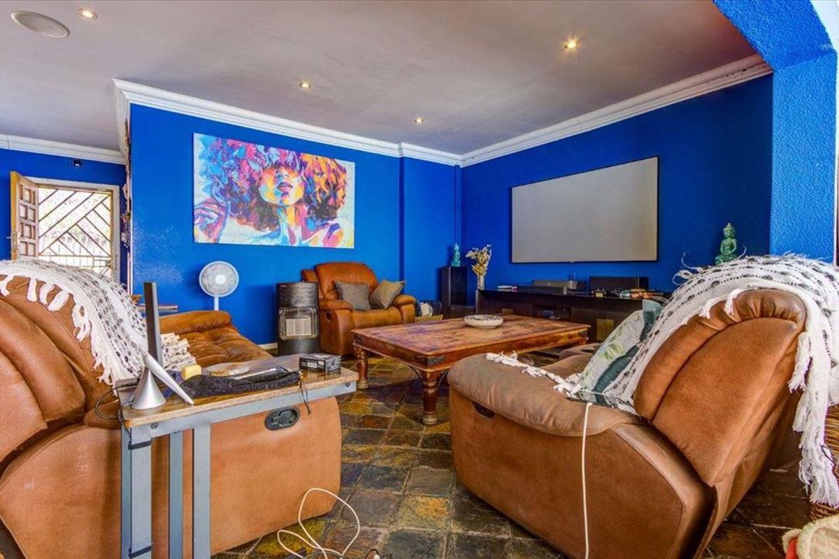 Large family home with pool - Photo 4