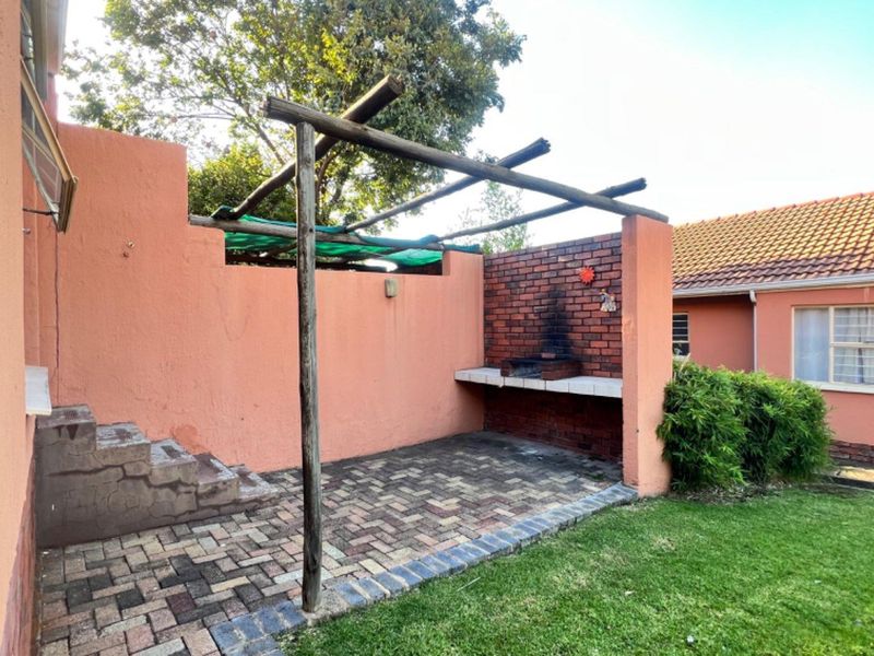 Prime Location 2-Bedroom Home with Outdoor Leisure Space - Photo 2