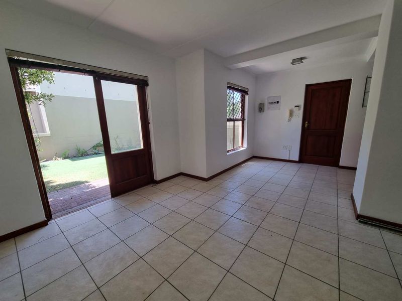 Comfortable Living in Secure Villa Rustica - Photo 6